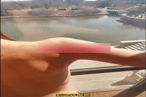 【路上有人经过还敢这么玩？】调教小母狗，去拉开窗帘，不要，我害怕，救命啊，就要他们看着你被操！  背景图片