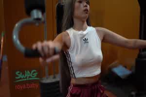 swag『roya』健身房小妖精尾行路人，厕所无套激战  背景图片