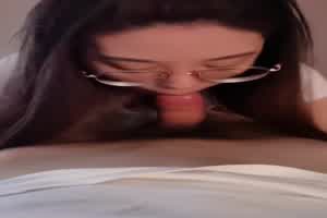 眼镜小姐姐为了拍视频努力吸着鸡巴直到射精  背景图片