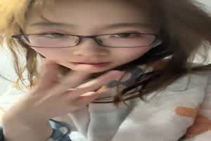 长相清纯的素颜妹子做着淫荡姿势自慰  背景图片