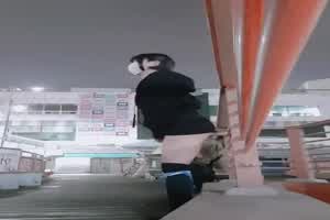 被发现了 韩国小妹野外玩棒  背景图片