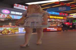 俄罗斯大长腿美人，像个小公主，内裤挤成一条  背景图片