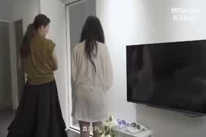 母女俩被上门的空调维修工轮奸，母女换着操  背景图片