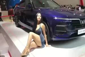 火辣车模 在车前搔首弄姿时不小心露两点  背景图片