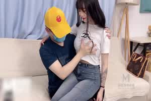 无套内射我的巨乳可爱女家教  背景图片