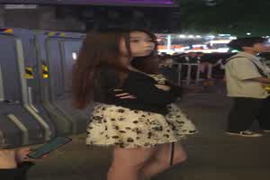 裙子非常短还没穿安全裤，走路的时候内裤边都能露出来一点点，里面是卡通草莓内，笑起来有点像虞S欣  背景图片