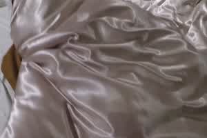 直接把喝醉的巨乳妹带回房间啪啪  背景图片