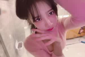 门事件 微博 奶凶大人全裸私密写真流出  背景图片