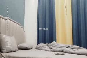 《李八八全国探花》俏丽小骚妇饿很久了，看到肉棒便迫不及待  背景图片