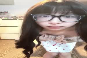 清纯吊带裙脱掉就变母狗啦  背景图片