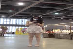 漫展遇小姐姐，跟着找点好康的抄底！  背景图片