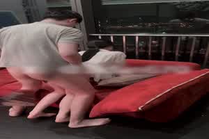 外围少女后入后淫叫到不行  背景图片