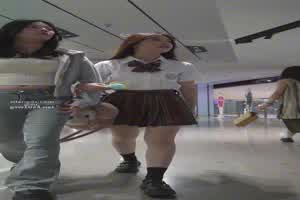 刚放学的清纯学生妹活泼外向，纯色内裤可爱  背景图片