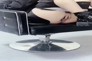 【真实勾引托尼老师】理发师扣两下逼就去关门，回来就看到她爽的喷水，把椅子和镜子喷湿了，别人还怎么坐啊  背景图片