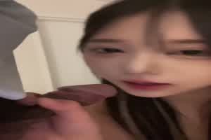 【韩国颜值网红下海】这口活看来没少吃过鸡巴，超高颜值的反差，被内射后还一直自慰，真是欲求不满  背景图片