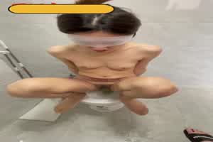 马桶上调教抽打  背景图片