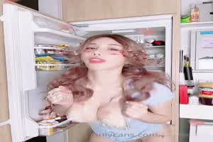 星国辛尤里：请好好的享用我  背景图片