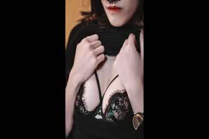 约炮好！顶级舌头性感美人床上约操  背景图片