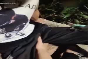 【热门事件】骚货路边勾引小弟弟，对话超淫超刺激  背景图片