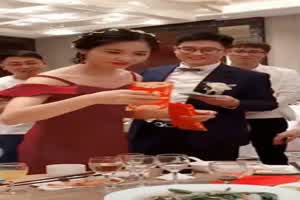 【偷窥不胜防】婚礼当天蹲守敬酒的新娘上厕所！高中厕所偷窥处女嫩B！等多部超强看点偷窥神作！  背景图片