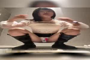 荡骚女【Gameyoyo】户外公共厕所自慰，被跳蛋震的颤抖  背景图片