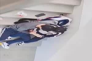 【校园新料】教学楼梯6部精选！校服情侣楼梯脱裤子观察女友的逼,摸了一手淫水,女友贴心拿纸巾帮忙擦  背景图片