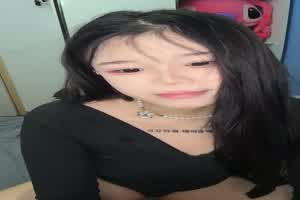 18岁纯情妹妹添脚指头√无毛白虎无套狂草~边干边吻  背景图片