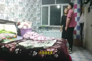 欲求不满【绿帽人妻】老公不在家叫情人上门，哄睡孩子，迫不及待操逼，大屌猛干‘快点插我’内射灌满子宫！  背景图片