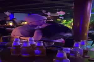 为什么不去酒店开房呢？非要霸占公共厕所，被拍了吧  背景图片