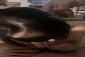 自购高颜值福利姬免费版-半框眼镜反差妹，口交吞精太性感了，还戴上眼罩穿着红丝情趣被主人调教  背景图片