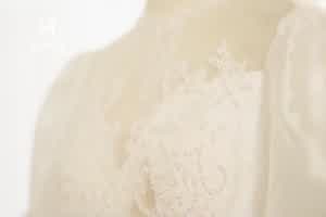 婚纱裙下流出前任浓精 悖德新娘享受偷情快感  背景图片