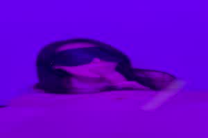 自购高颜值福利姬-逼太松都不愿意操，插两下没感觉就出来了，让母狗口爆射嘴里，可怜的母狗一直想挨操  背景图片