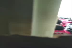 发现媳妇出轨了 媳妇还不知道 我受不了了 给我推一会儿_躲在衣柜里拍下媳妇与人出轨的视频  背景图片