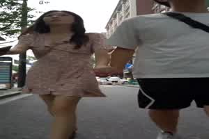 跟着男朋友一起逛街都能被偷拍到 真是太不小心了  背景图片