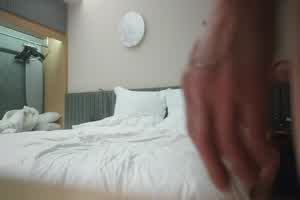 这么漂亮的女神，怎么想到做这行了，糟蹋了，老哥竟然偷偷拔套，差点没内射，看的我好心痛，这男的真该死  背景图片