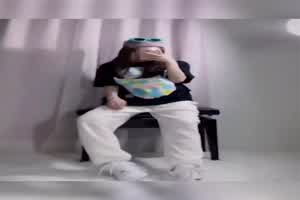 高颜值美女博主【陈玲】不雅视频曝光，和前男友的床上激情，白月光变淫母狗被猛操  背景图片