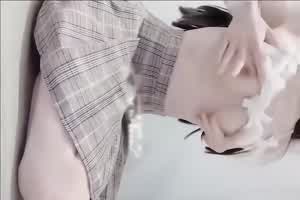 JK制服洛丽塔，水多出桨，纤细嫩腿掰开蝴蝶粉穴玩弄高潮白浆  背景图片