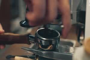 爱豆传媒 咖啡馆搭讪服务员调制浓情蜜液  背景图片