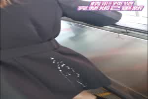 【重磅黑料】户外大神，公共场所，尾随美女，掏出鸡巴就对臀部喷射精液！翻车了哎呀变态，曹尼玛，傻B啊你  背景图片