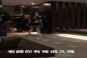 极品美女办成女学生帮爸爸止养  背景图片