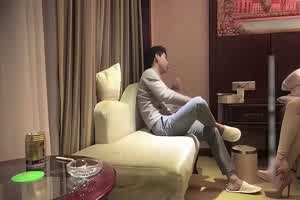 包臀裙蜜桃大翘臀极品外围，跪地吮吸大屌。  背景图片