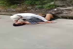 【原始兽性】公路野外强奸猥亵精选 女性的反抗只能坚持一会放弃捂脸了！  背景图片