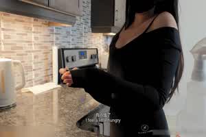 爱偷吃的好色女仆，穿上丁字裤好骚，被操的时候嘴巴还咬住内裤，拔出来对着逼射会怀孕吗？  背景图片