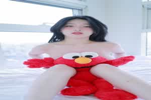 白晰巨乳妹写真性感让人射精  背景图片