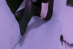 请个御姐家政收拾我 ！沙发上激战黑丝长腿美人  背景图片