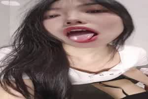 【史上最骚反差美式辣妹】一副高潮脸吐舌头诱惑，舔完鸡巴后问炮友能不能舌吻？说炮友居然嫌弃自己鸡巴  背景图片