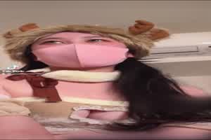 【圣诞节】 驯鹿小姐姐在床上享受圣诞夜  背景图片