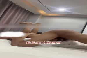 【长清大学黑丝aj姐】这个姿势见过吗？大战两个体育生，让他们继续用力猛点，分手后男主泄密很多视频  背景图片