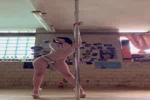 钢管舞美女大晒白滑美腿  背景图片