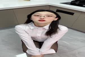 网红模特邀请摄影到家里吃到最后被摄影师爽了一下  背景图片